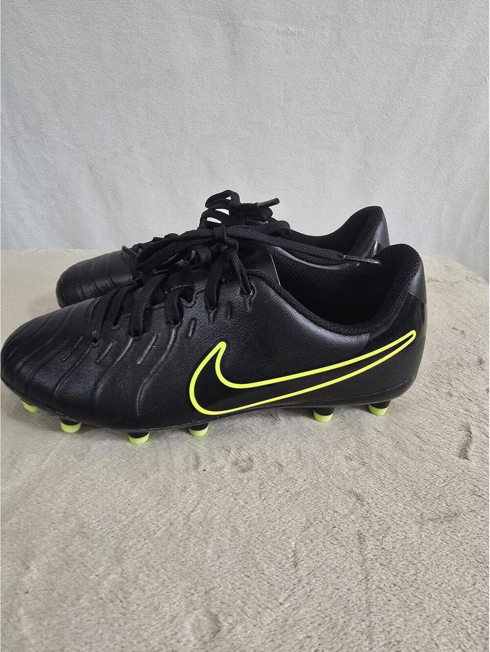 Nike Kids Jr. Tiempo Legend 10 Club black with volt colorway size 2.5